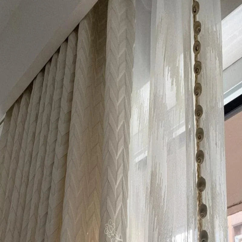 Paire de rideaux élégants pour salon, offrant un style raffiné avec des motifs géométriques et des détails décoratifs subtils, parfaits pour ajouter une touche contemporaine à votre espace de vie. Ces rideaux translucides permettent une belle diffusion de la lumière naturelle tout en préservant l'intimité. Idéal pour habiller vos fenêtres avec sophistication.