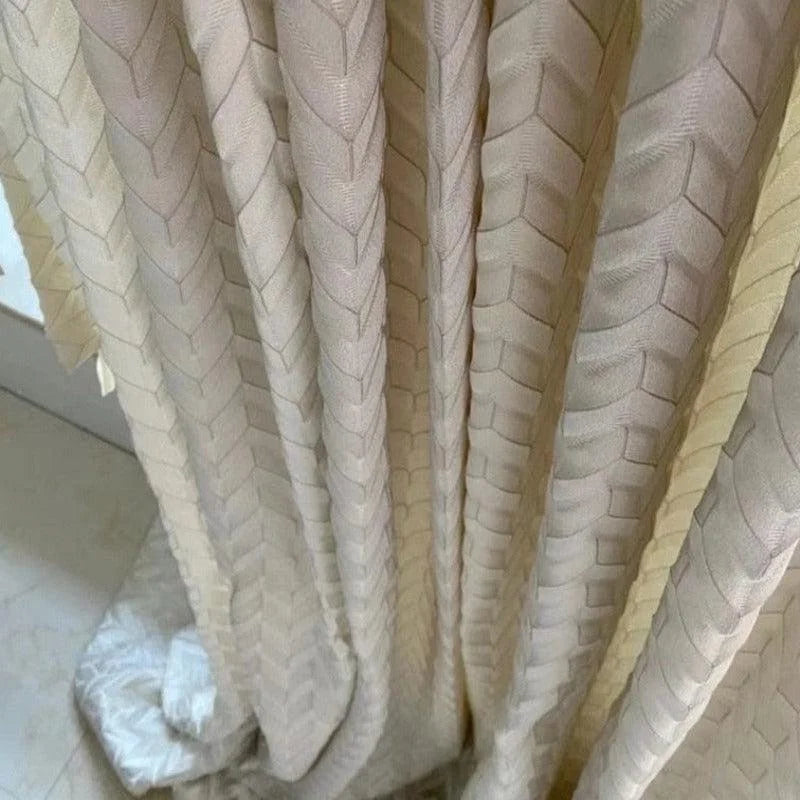 Rideau texturé de style tressé en teinte claire, idéal pour ajouter une touche élégante et moderne à votre intérieur. Ce design unique s'adapte parfaitement aux ambiances contemporaines, offrant à la fois intimité et esthétique raffinée. Parfait pour salon, chambre ou espace de travail.