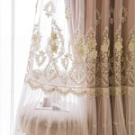 Rideau élégant avec broderies florales délicates en relief, parfait pour ajouter une touche sophistiquée à votre salon ou chambre. Son design raffiné et ses motifs détaillés apportent une ambiance chaleureuse et accueillante à tout intérieur. Idéal pour sublimer la décoration de votre maison.