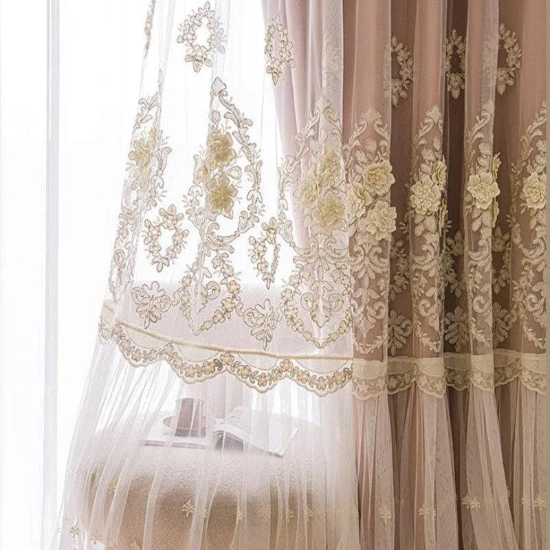 Rideau élégant avec broderies florales délicates en relief, parfait pour ajouter une touche sophistiquée à votre salon ou chambre. Son design raffiné et ses motifs détaillés apportent une ambiance chaleureuse et accueillante à tout intérieur. Idéal pour sublimer la décoration de votre maison.