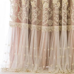 Rideau décoratif élégant avec broderie florale, idéal pour ajouter une touche raffinée à votre intérieur. Ce voilage subtil et orné de motifs délicats est parfait pour créer une ambiance chaleureuse et accueillante dans votre salon ou chambre. Style classique et romantique qui s'accorde avec divers types de décoration.