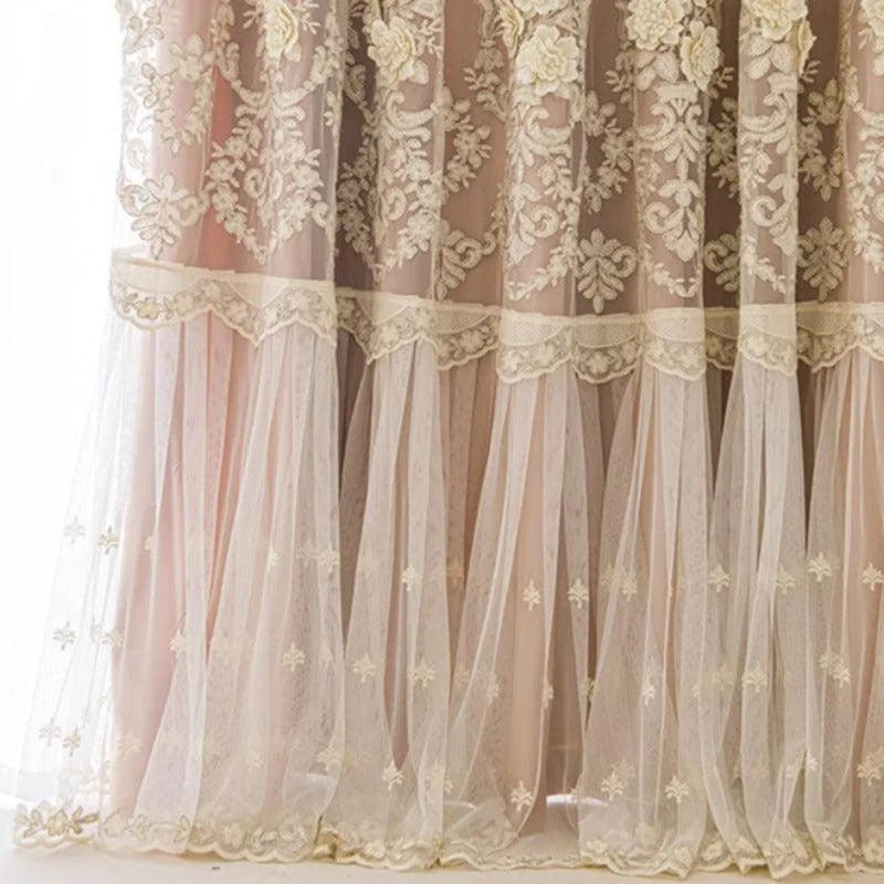 Rideau décoratif élégant avec broderie florale, idéal pour ajouter une touche raffinée à votre intérieur. Ce voilage subtil et orné de motifs délicats est parfait pour créer une ambiance chaleureuse et accueillante dans votre salon ou chambre. Style classique et romantique qui s'accorde avec divers types de décoration.