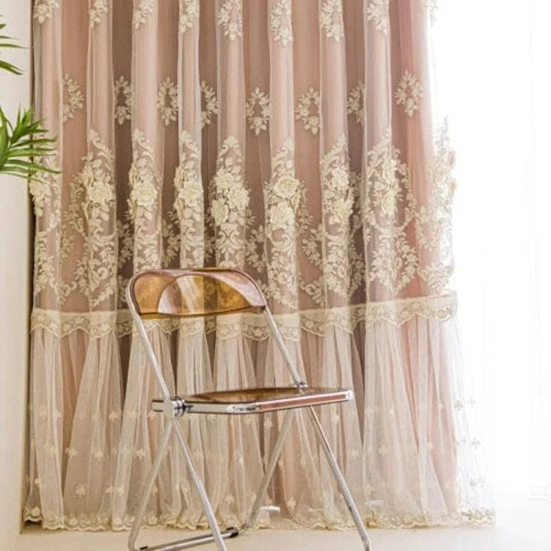 Rideaux élégants brodés avec motifs floraux, ajoutant une touche de sophistication à votre intérieur. Idéal pour un salon raffiné ou une chambre chic. Le design raffiné et les détails délicats créent une ambiance chaleureuse et accueillante, parfaits pour transformer votre espace de vie.