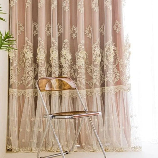 Rideau rose avec voilage floral intégré