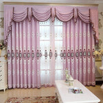 Rideaux élégants de couleur rose ornés de motifs décoratifs blancs et noirs, parfaits pour ajouter une touche de sophistication à votre salon. Ce modèle inclut une draperie supérieure subtilement froncée, idéale pour créer une ambiance chaleureuse et raffinée dans votre intérieur.