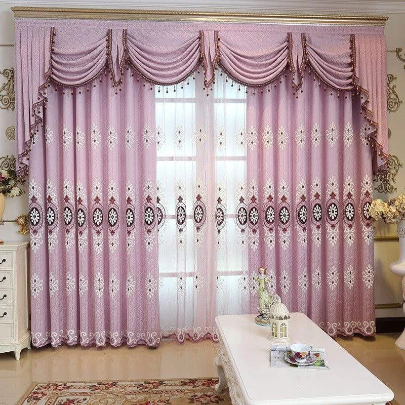Rideaux élégants de couleur rose ornés de motifs décoratifs blancs et noirs, parfaits pour ajouter une touche de sophistication à votre salon. Ce modèle inclut une draperie supérieure subtilement froncée, idéale pour créer une ambiance chaleureuse et raffinée dans votre intérieur.