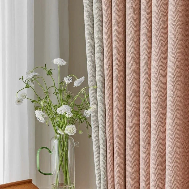Rideaux élégants avec motifs à chevrons dans des tons doux, assortis à un décor intérieur moderne. Parfait pour ajouter une touche de sophistication à votre salon ou chambre. Accessoire idéal pour un aménagement harmonieux et esthétique.