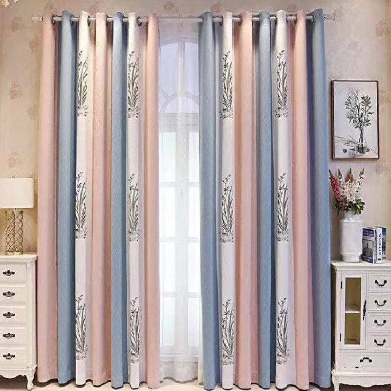 Rideaux élégants aux couleurs pastel rose et bleu, ornés de motifs floraux subtils, idéal pour une décoration intérieure moderne. Choix parfait pour ajouter une touche de douceur et sophistication à votre salon. Ces rideaux s'intègrent parfaitement aux meubles blancs, créant une ambiance lumineuse et chaleureuse.