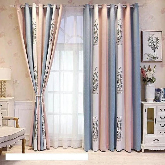 Rideaux élégants aux tons pastel bleu et rose, idéals pour une décoration intérieure lumineuse et raffinée. Parfaits pour ajouter une touche de sophistication à votre salon ou chambre à coucher, ces rideaux présentent un motif délicat qui s'harmonise avec divers styles de mobilier. Créez une ambiance apaisante et chaleureuse dans votre espace de vie grâce à ces accessoires décoratifs.