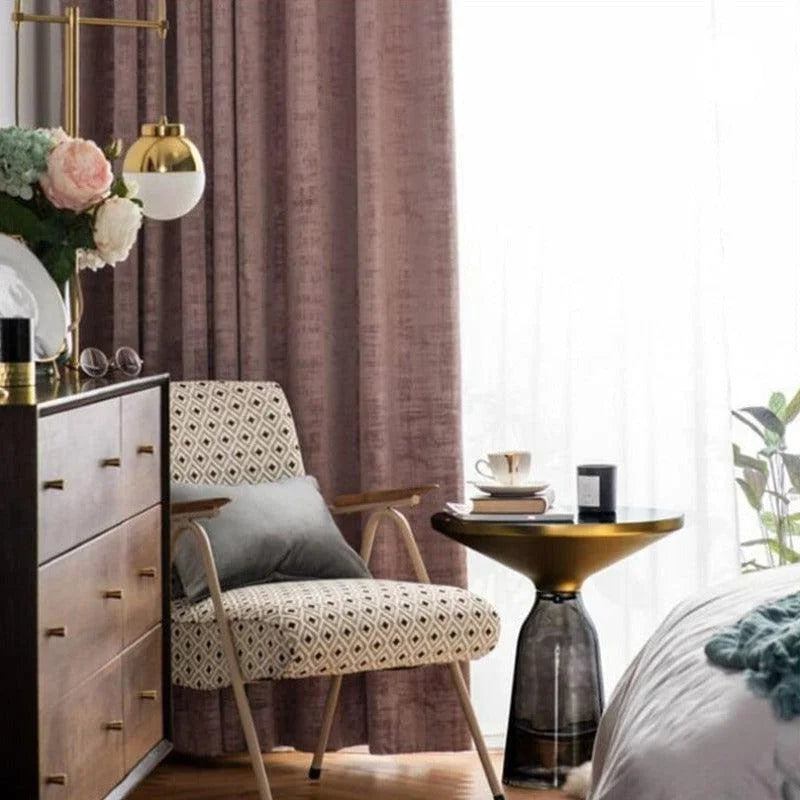 Fauteuil design avec motif géométrique, idéal pour un salon contemporain. Décoré avec un coussin gris, il s'accorde parfaitement avec une table d'appoint noire et or, ajoutant une touche d'élégance à l'espace. Disposez-le près d'une commode en bois et sous une lumière naturelle pour un effet harmonieux. Accessoire parfait pour un intérieur moderne et chaleureux.