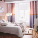 Chambre moderne et lumineuse avec lit confortable et tête de lit dorée, rideaux roses et violets apportant une touche de couleur, décoration élégante avec chaise design, tapis moelleux et lampe originale, ambiance chaleureuse et invitante pour un intérieur stylé.