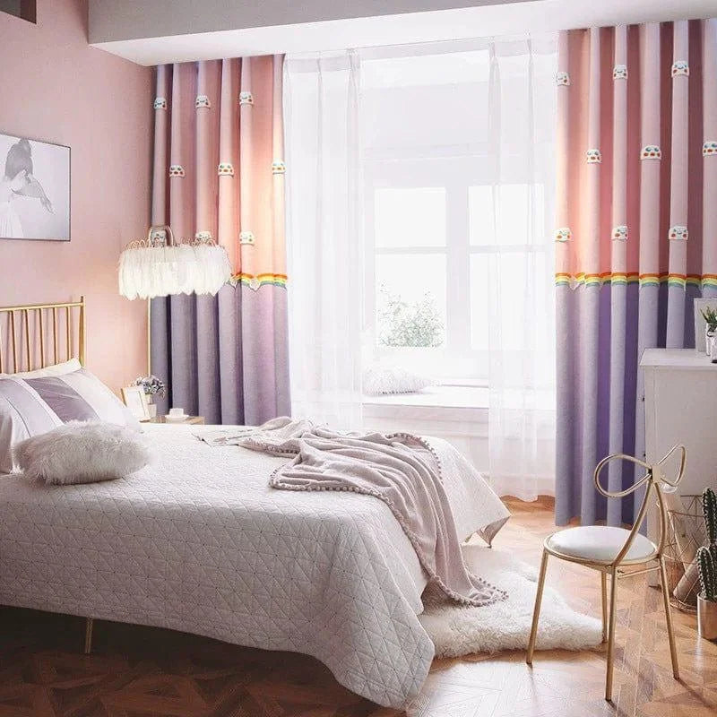 Chambre moderne et lumineuse avec lit confortable et tête de lit dorée, rideaux roses et violets apportant une touche de couleur, décoration élégante avec chaise design, tapis moelleux et lampe originale, ambiance chaleureuse et invitante pour un intérieur stylé.