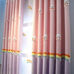 Rideaux pour enfant rose et violet avec motifs arc-en-ciel et nuages, idéaux pour égayer une chambre. Design mignon et coloré, parfait pour apporter une touche joyeuse à la décoration intérieure. Ces rideaux ajoutent une atmosphère ludique et chaleureuse à tout espace de vie destiné aux enfants.