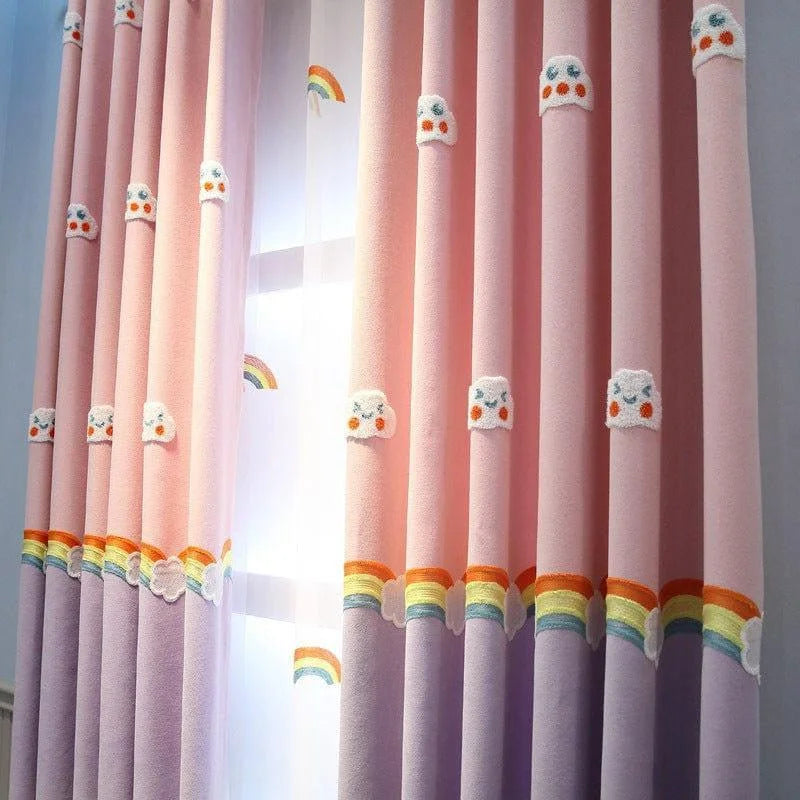 Rideaux pour enfant rose et violet avec motifs arc-en-ciel et nuages, idéaux pour égayer une chambre. Design mignon et coloré, parfait pour apporter une touche joyeuse à la décoration intérieure. Ces rideaux ajoutent une atmosphère ludique et chaleureuse à tout espace de vie destiné aux enfants.