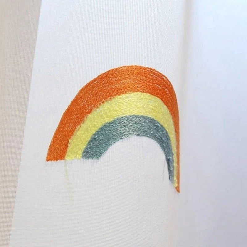 Rideau décoratif avec motif arc-en-ciel en broderie colorée, idéal pour ajouter une touche de gaieté et de modernité à votre intérieur, adapté aux salons, chambres d'enfants ou salles de jeux. Design contemporain et attractif pour une ambiance chaleureuse.