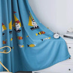 Rideau bleu pour chambre d'enfant avec motifs colorés de bateaux et poissons. Idéal pour ajouter une touche ludique et maritime à la décoration intérieure. Accessoire décoratif parfait pour stimuler l'imagination des petits tout en embellissant l'espace de vie.