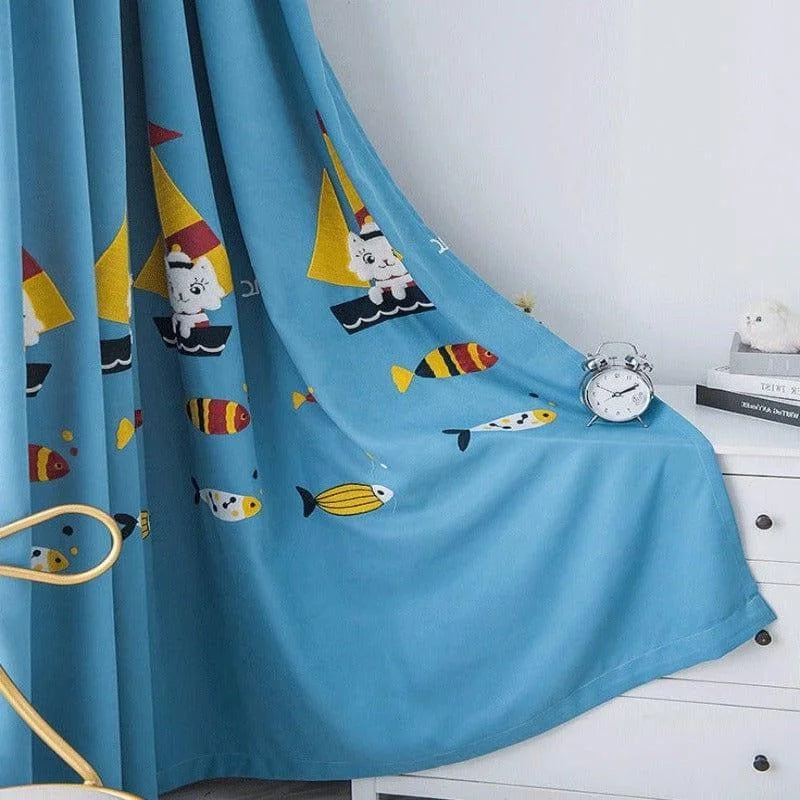 Rideau bleu pour chambre d'enfant avec motifs colorés de bateaux et poissons. Idéal pour ajouter une touche ludique et maritime à la décoration intérieure. Accessoire décoratif parfait pour stimuler l'imagination des petits tout en embellissant l'espace de vie.