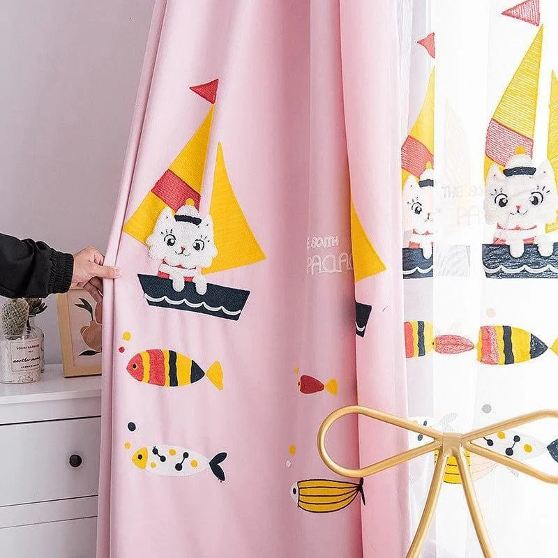 Rideau chambre enfant rose avec motifs colorés, idéal pour une décoration ludique. Imprimé bateau et animaux marins, parfait pour créer une ambiance joyeuse et stimulante. Accessoire déco original pour personnaliser l'espace des petits. Adapté aux fenêtres de chambre d’enfant, ce rideau apporte une touche de fantaisie et de gaieté.