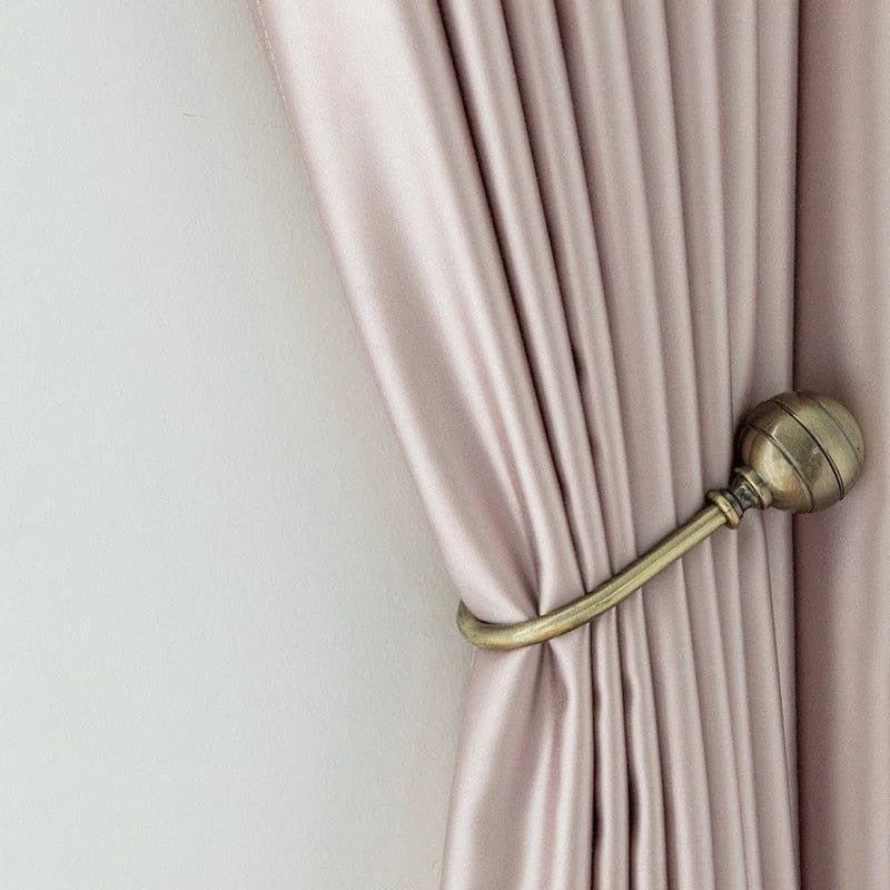 Rideau élégant beige clair attaché avec un embrasse en métal doré, idéale pour une décoration intérieure sophistiquée. Parfait pour apporter une touche de luxe et de fonctionnalité à tout salon ou chambre à coucher.
