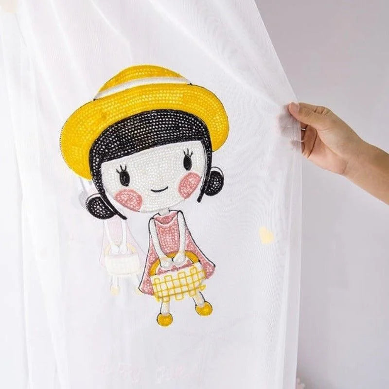 Voilage décoratif pour chambre d'enfant, motif mignon fille au chapeau jaune, idéal pour ajouter une touche ludique à la décoration intérieure. Parfait pour personnaliser l'espace de jeu ou la chambre des petits. Facile à installer et à assortir avec d'autres éléments colorés.