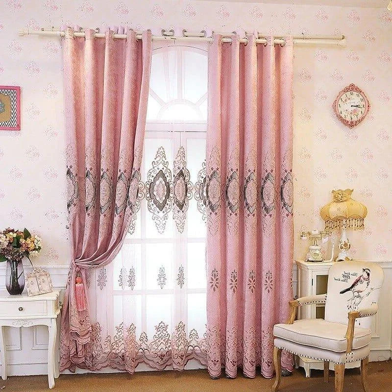 Rideaux élégants roses avec motifs décoratifs, idéaux pour un salon raffiné. Ajoutez une touche de sophistication et de charme à votre intérieur avec ces rideaux, tout en assurant intimité et style. Parfaits pour une décoration romantique et classique.