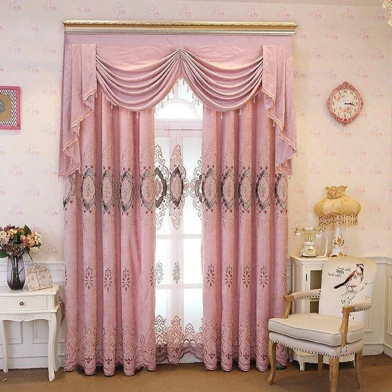 Rideaux élégants roses pour salon, décoration raffinée avec motif floral, parfaits pour créer une ambiance chaleureuse et sophistiquée. Idéal pour embellir les fenêtres et apporter une touche de charme à votre intérieur.