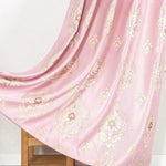 Rideau décoratif rose élégant avec motif floral doré, idéal pour sublimer votre intérieur. Parfait pour ajouter une touche sophistiquée et chaleureuse à votre salon, chambre ou salle à manger. Ce rideau chic rehaussera l'esthétique de votre espace avec style et raffinement.