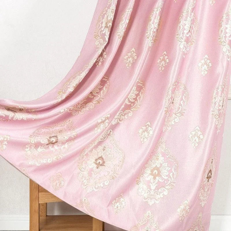Rideau décoratif rose élégant avec motif floral doré, idéal pour sublimer votre intérieur. Parfait pour ajouter une touche sophistiquée et chaleureuse à votre salon, chambre ou salle à manger. Ce rideau chic rehaussera l'esthétique de votre espace avec style et raffinement.