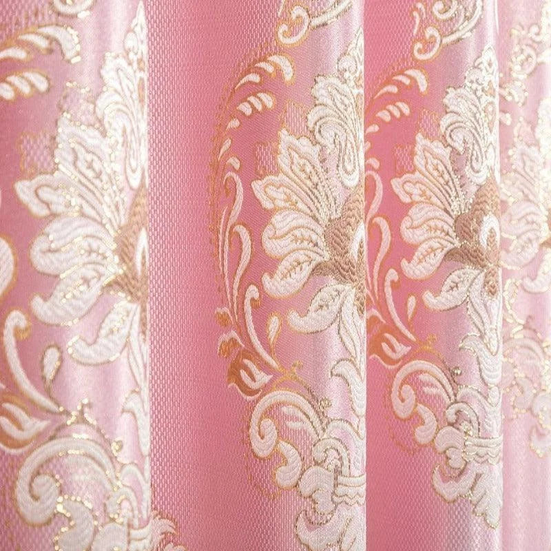 Rideau élégant de couleur rose avec broderies florales ornementales, idéal pour ajouter une touche de sophistication et de charme à tout intérieur. Parfait pour une décoration intérieure raffinée et moderne.