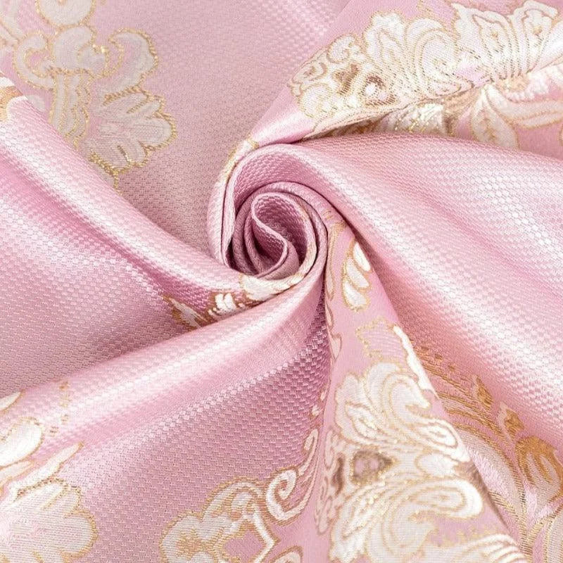 Tissu rose aux motifs floraux dorés, idéal pour la confection de vêtements élégants ou de décoration intérieure raffinée. Cette étoffe délicate apporte une touche de sophistication et de luxe avec ses motifs artistiques, parfaite pour des créations uniques et personnalisées.