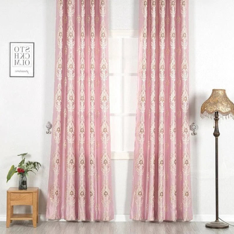 Rideaux élégants roses à motifs pour salon moderne, transformant l'espace avec une touche de charme intemporel. Associe parfaitement style et confort, idéal pour toute décoration intérieure. Ajoutez une ambiance chaleureuse et accueillante à votre maison avec ces magnifiques rideaux ornementés.