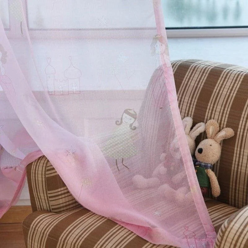 Voilage rose avec motifs pour chambre d'enfant, ajoutant une touche de douceur et de fantaisie à la décoration. Ce rideau léger et transparent est idéal pour filtrer la lumière tout en apportant une ambiance chaleureuse et joyeuse. Parfait pour une atmosphère de conte de fées dans une chambre d'enfant ou une salle de jeux.