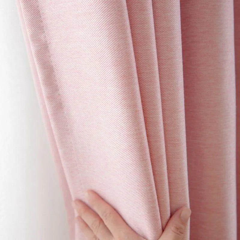 Rideau rose pastel élégant, ajoutant une touche douce et raffinée à votre intérieur. Idéal pour créer une ambiance apaisante et lumineuse dans votre salon ou chambre. Design moderne et épuré, parfait pour s'adapter à tout type de décoration. Accessoire d'intérieur essentiel pour le confort et l'intimité.