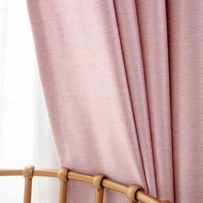 Rideau rose élégant pour décoration intérieure, accroché à une tringle en bois. Idéal pour un salon ou une chambre, ajoute une touche douce et moderne à votre espace. Adapté à divers styles de décoration, procure une ambiance chaleureuse et accueillante. Parfait pour personnaliser votre maison avec une pointe de couleur subtile.