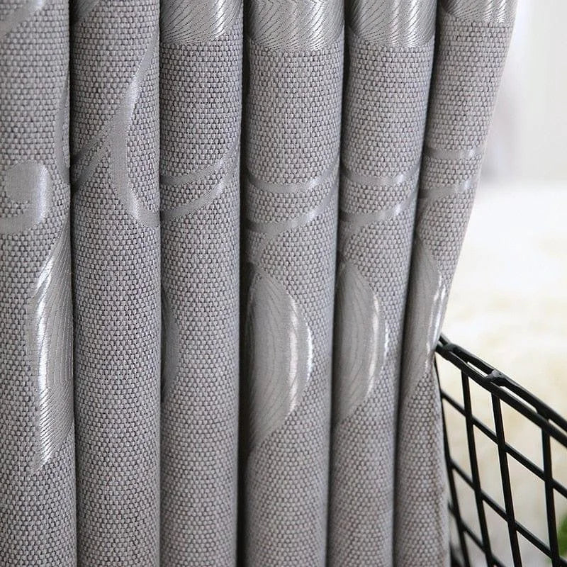 Rideau gris à motifs décoratifs, idéal pour salon élégant et moderne, ajoutant une touche de raffinement à votre intérieur tout en contrôlant la luminosité ambiante.