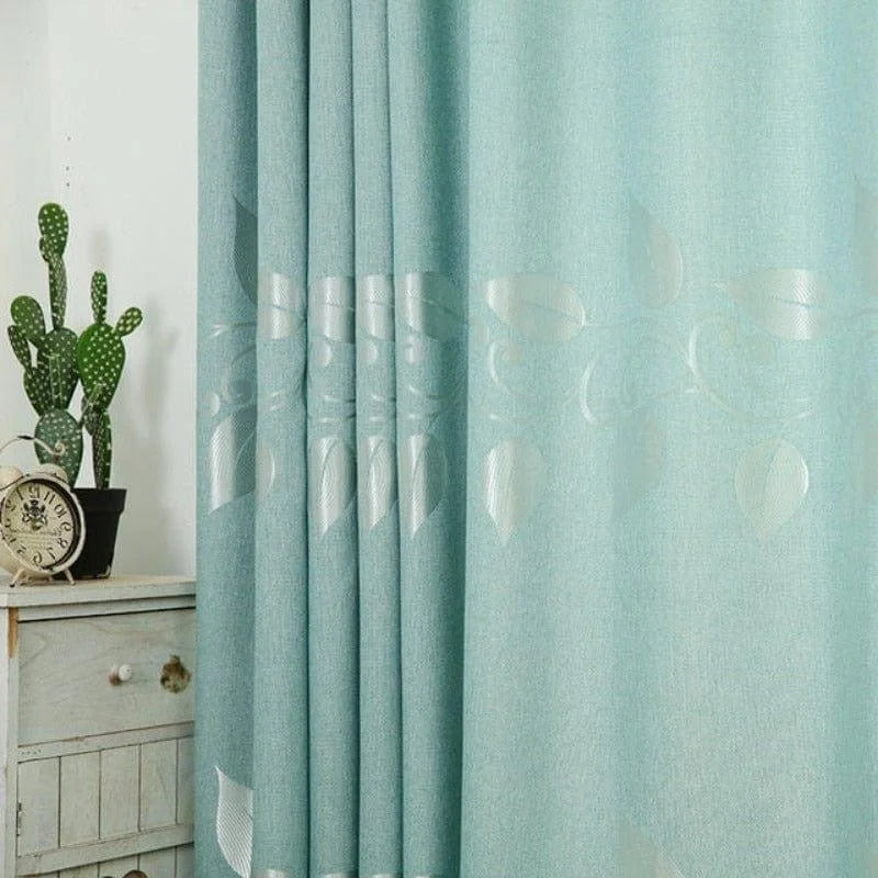 Rideau décoratif bleu avec motif de feuilles, ajoutant une touche élégante à tout intérieur. Parfait pour filtrer la lumière tout en embellissant votre salon. Style moderne et raffiné, idéal pour les fenêtres de chambre ou de séjour.
