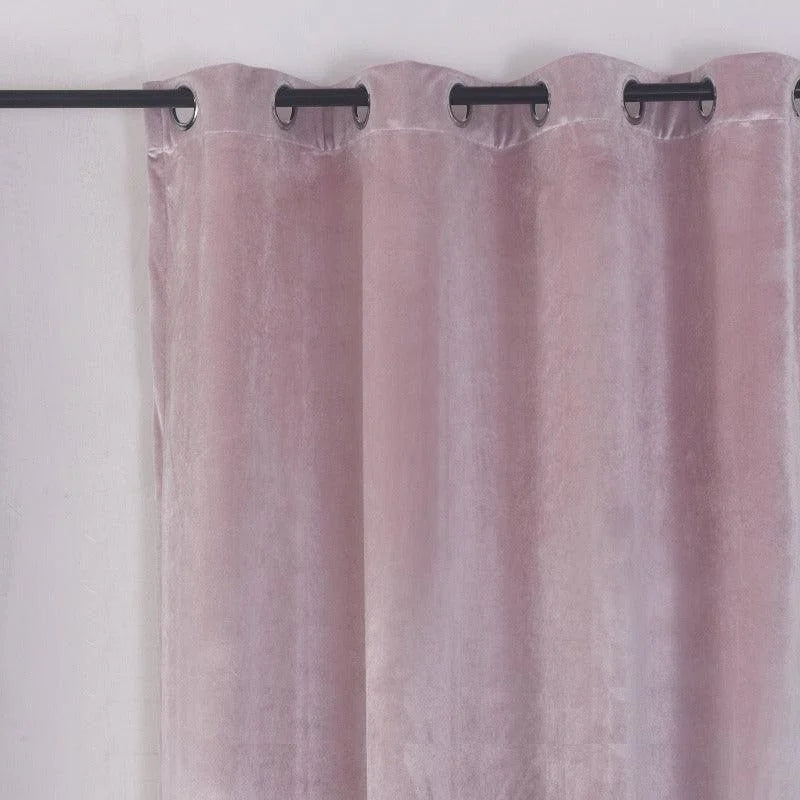 Rideau décoratif rose clair avec œillets, design élégant et moderne pour embellir votre intérieur, idéal pour le salon ou la chambre, ajoutant une touche de style et d'intimité à votre espace.