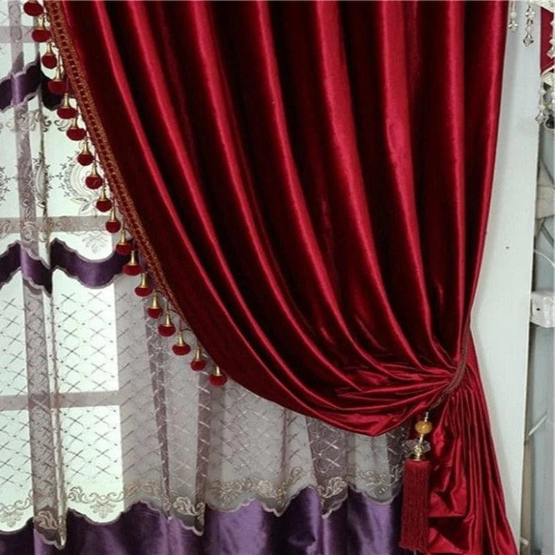 Rideaux élégants rouges avec pompons décoratifs et motifs en dentelle, parfaits pour ajouter une touche de sophistication et de chaleur à votre intérieur. Idéal pour les salons ou chambres à coucher, ces rideaux intérieurs créent une ambiance accueillante tout en assurant une belle décoration de fenêtre.