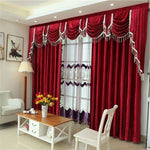 Rideaux élégants rouges avec valance à franges, idéaux pour salon moderne. Créent ambiance chaleureuse et sophistiquée. Parfaits pour décoration intérieure raffinée.