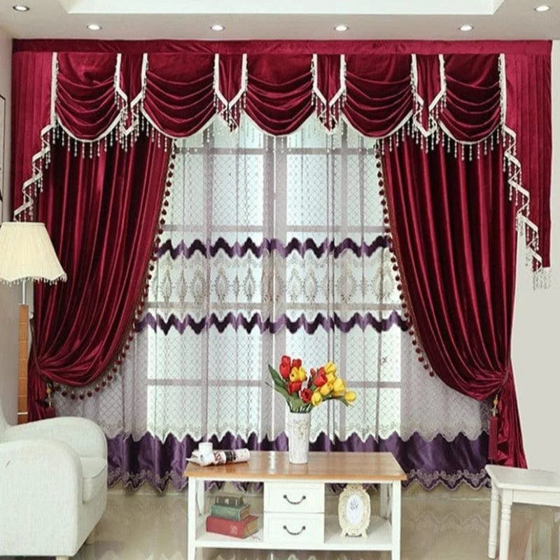 Rideaux élégants et luxueux avec des drapés rouges et motifs décoratifs, créant une ambiance sophistiquée pour salon moderne. Idéal pour embellir vos fenêtres et ajouter une touche de raffinement à votre espace intérieur. Parfait pour créer une atmosphère accueillante et chaleureuse.