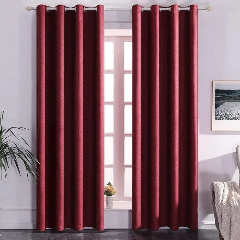 Rideaux occultants couleur rouge sombre pour salon moderne, idéal pour bloquer la lumière et ajouter une touche élégante à votre décoration intérieure. Embellissez votre espace avec ces rideaux tendance, parfaits pour une ambiance chaleureuse et raffinée. Disponibles en plusieurs dimensions pour s'adapter à toutes vos fenêtres.