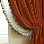 Rideaux élégants auburn avec bordure à glands vert foncé et doré, parfaits pour une décoration intérieure sophistiquée. Décoration de fenêtre tendance pour salon ou chambre moderne. Élément de design d'intérieur ajoutant une touche de chaleur et de classe à votre espace.
