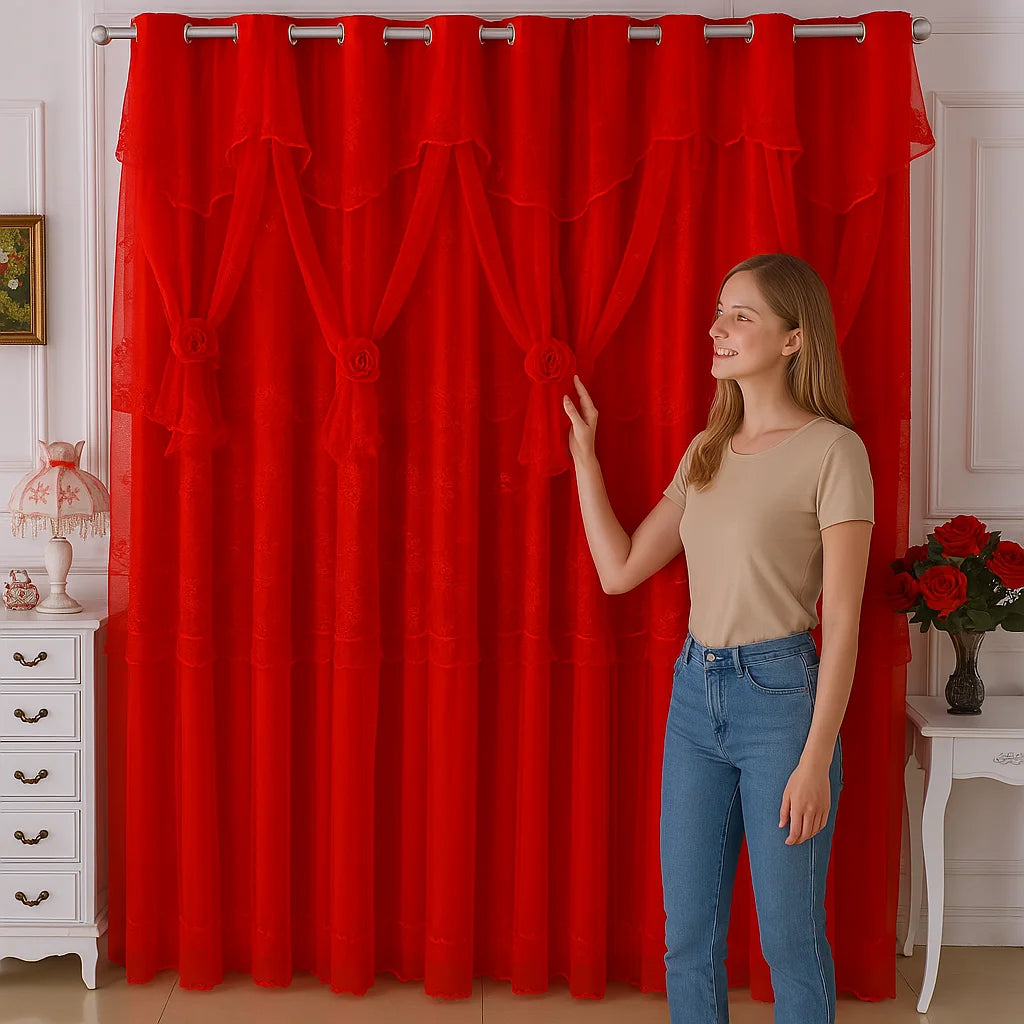 Femme souriante devant un rideau rouge à plis flamands avec décoration florale et attache en forme de rose.