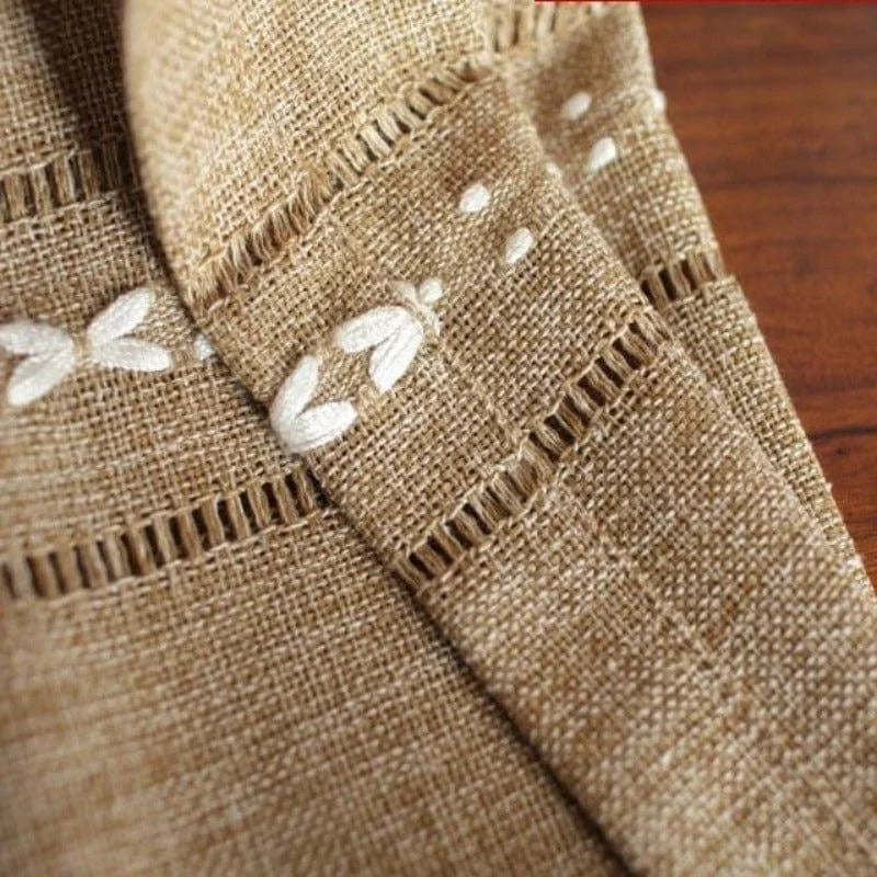 Rideau beige élégant avec broderies blanches et motifs floraux idéaux pour ajouter une touche rustique et charmante à votre intérieur. Accessoire décoratif parfait pour salons ou chambres, combinant style et simplicité.
