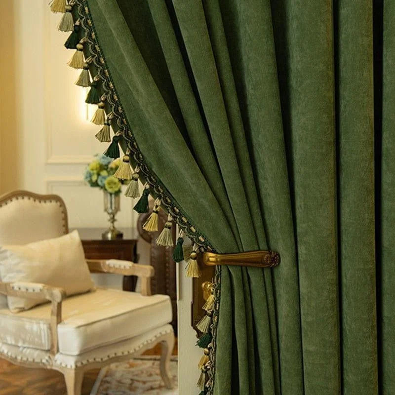 Rideaux élégants verts avec pompons, ajoutant une touche de sophistication à un salon classique. Le contraste entre le rideau vert et le fauteuil beige crée une ambiance chaleureuse et accueillante. Idéal pour une décoration intérieure chic et raffinée.