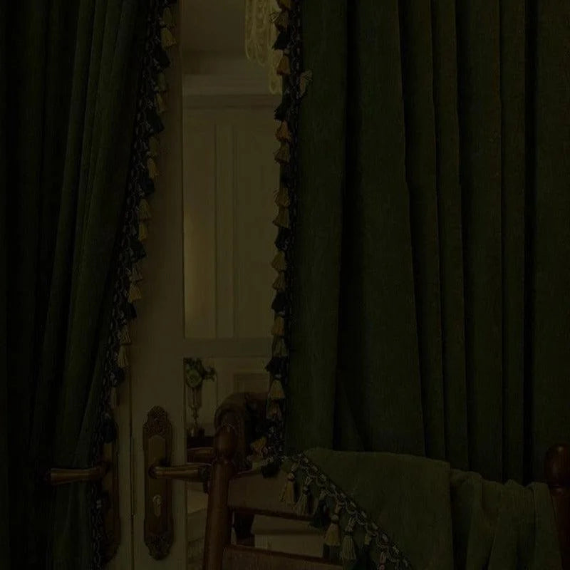 Rideaux élégants vert foncé avec franges décoratives, parfaits pour ajouter une touche de sophistication à votre intérieur. Convenant aux salons ou chambres, ces rideaux assurent une ambiance chaleureuse et intime.