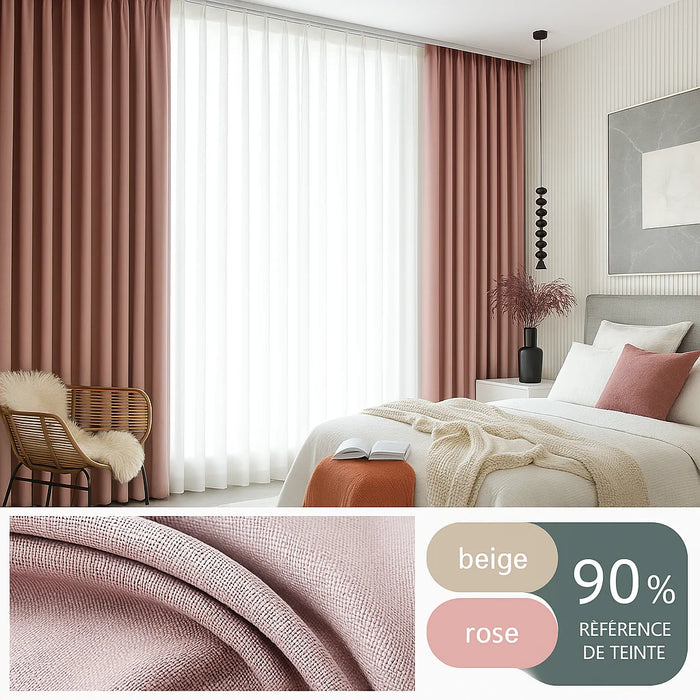 Rideau occultant à ruflette pour rail en tissu rose et beige, installé dans une chambre élégante avec fauteuil en rotin et décoration contemporaine.