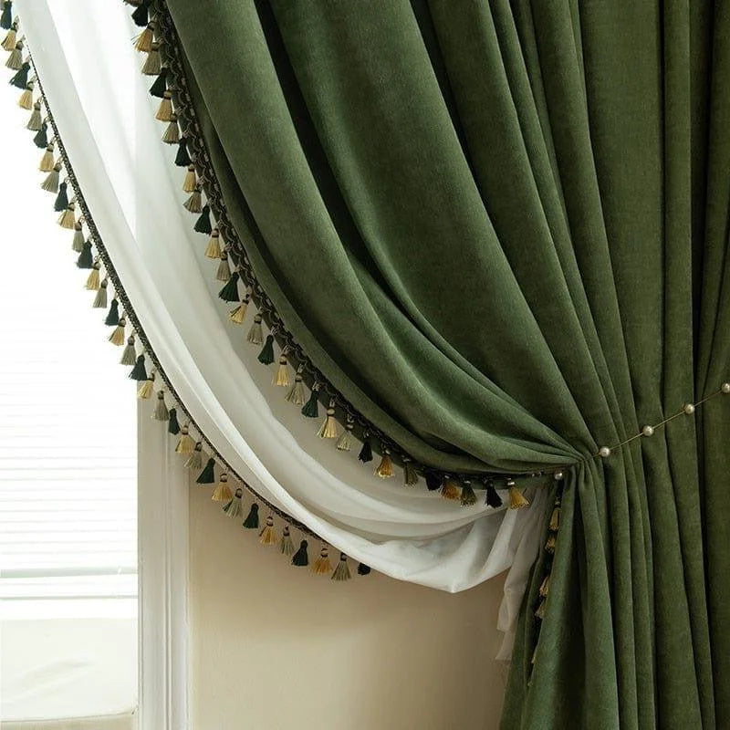 Rideau élégant vert avec embrasses décoratives dorées et noires, parfait pour un salon raffiné. Design luxueux et moderne, idéal pour sublimer votre décoration intérieure et ajouter une touche de sophistication à votre espace de vie.