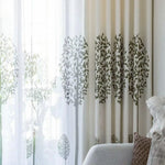 Rideau élégant avec motifs d'arbres pour un salon moderne, apportant une touche naturelle à la décoration intérieure. Ce rideau lumineux embellit l'espace avec un style apaisant et accueillant. Parfait pour filtrer la lumière tout en ajoutant un élément décoratif charmant à votre pièce à vivre. Transformez votre salon en un espace serein avec ce design inspiré de la nature.
