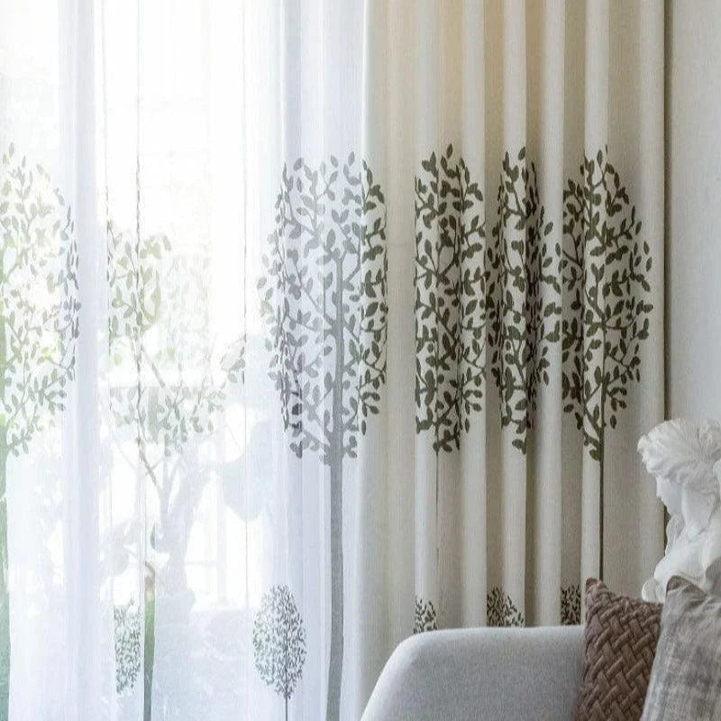 Rideau élégant avec motifs d'arbres pour un salon moderne, apportant une touche naturelle à la décoration intérieure. Ce rideau lumineux embellit l'espace avec un style apaisant et accueillant. Parfait pour filtrer la lumière tout en ajoutant un élément décoratif charmant à votre pièce à vivre. Transformez votre salon en un espace serein avec ce design inspiré de la nature.